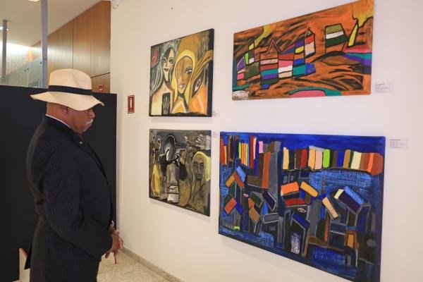 VIII Mostra de Arte e Literatura da AIC é aberta na CLDF com posse, homenagens e exposição de artes visuais