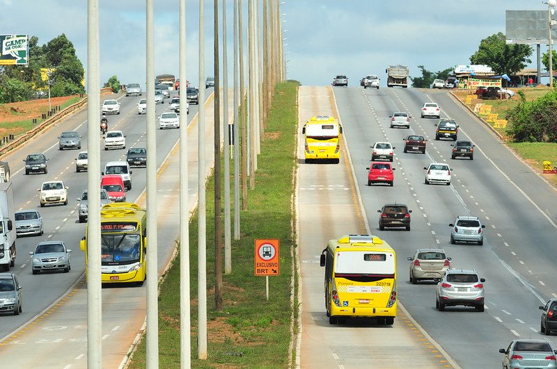 Corredor-BRT-com-onibus.jpg