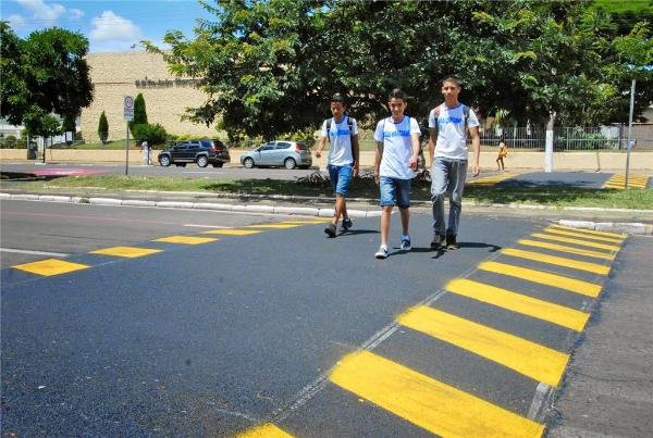 ee958245-7af9-bc94-13df-3bd1d2a20dbf.jpeg Lei exige faixa de pedestre elevada em frente a escolas e unidades de saúde