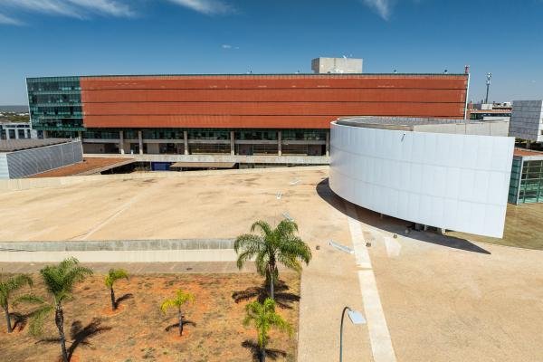 Entre estado e município: a singularidade da Câmara Legislativa