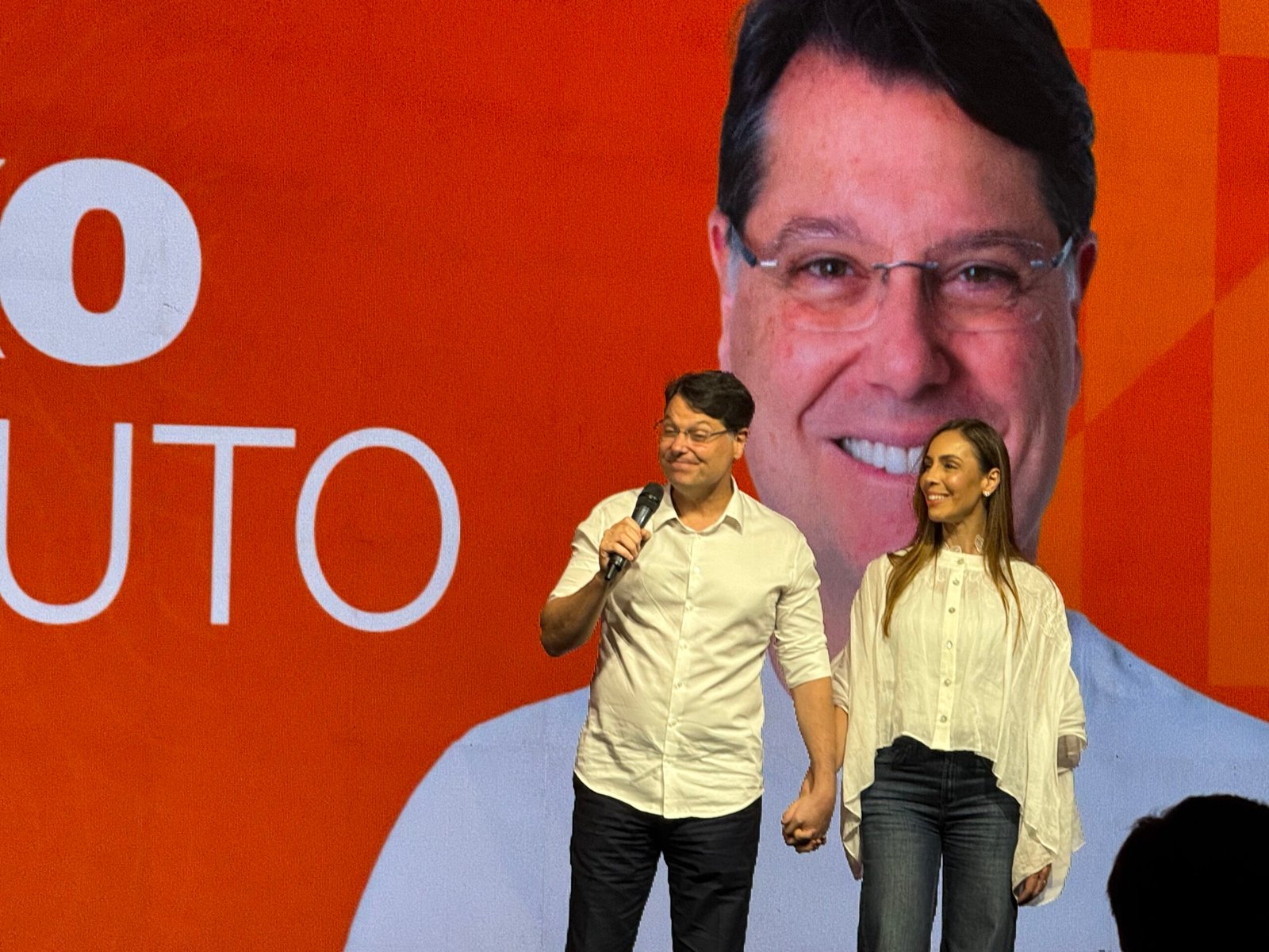 A-foto-de-Kiko-com-uma-mulher-no-palanque-e-a-esposa-Janaina-Caputo-scaled.jpeg