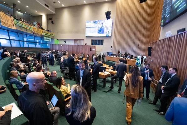 O que é uma sessão plenária da Câmara Legislativa?