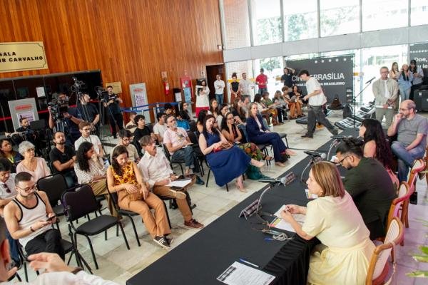 e354bbea-e4f6-c0d4-2e2d-f1617c3dd482.jpeg Troféu Câmara Legislativa contribui para aumento da presença do cinema do DF no Festival de Brasília