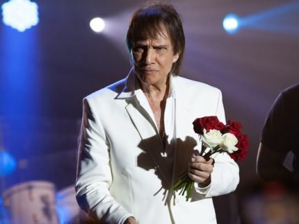 foto-de-ultima-hora-show-de-roberto-carlos-no-rio-e-adiado-com-fas-ja-no-local-430x323.jpg