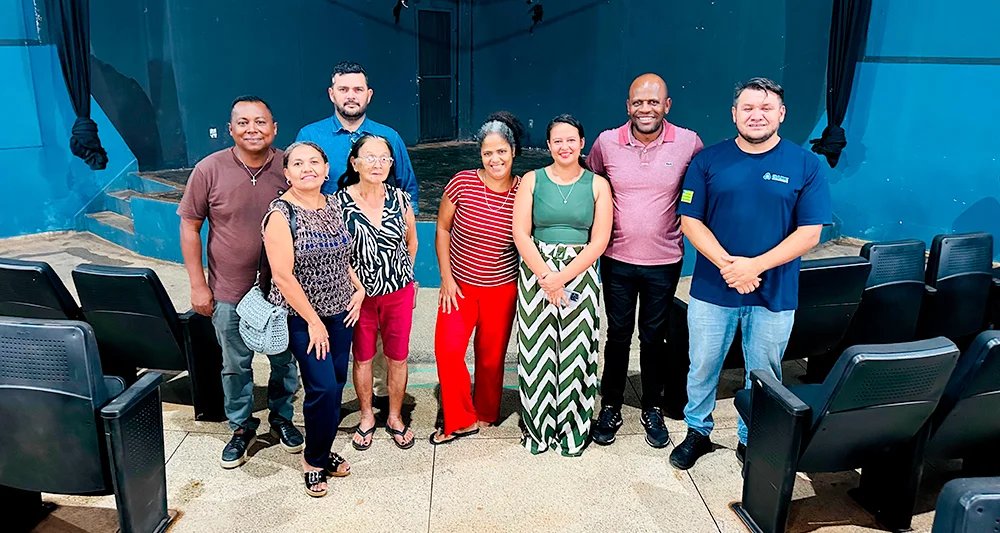 Artesãos de Santo Antônio do Descoberto durante reunião sobre catálogo regional de artesanato