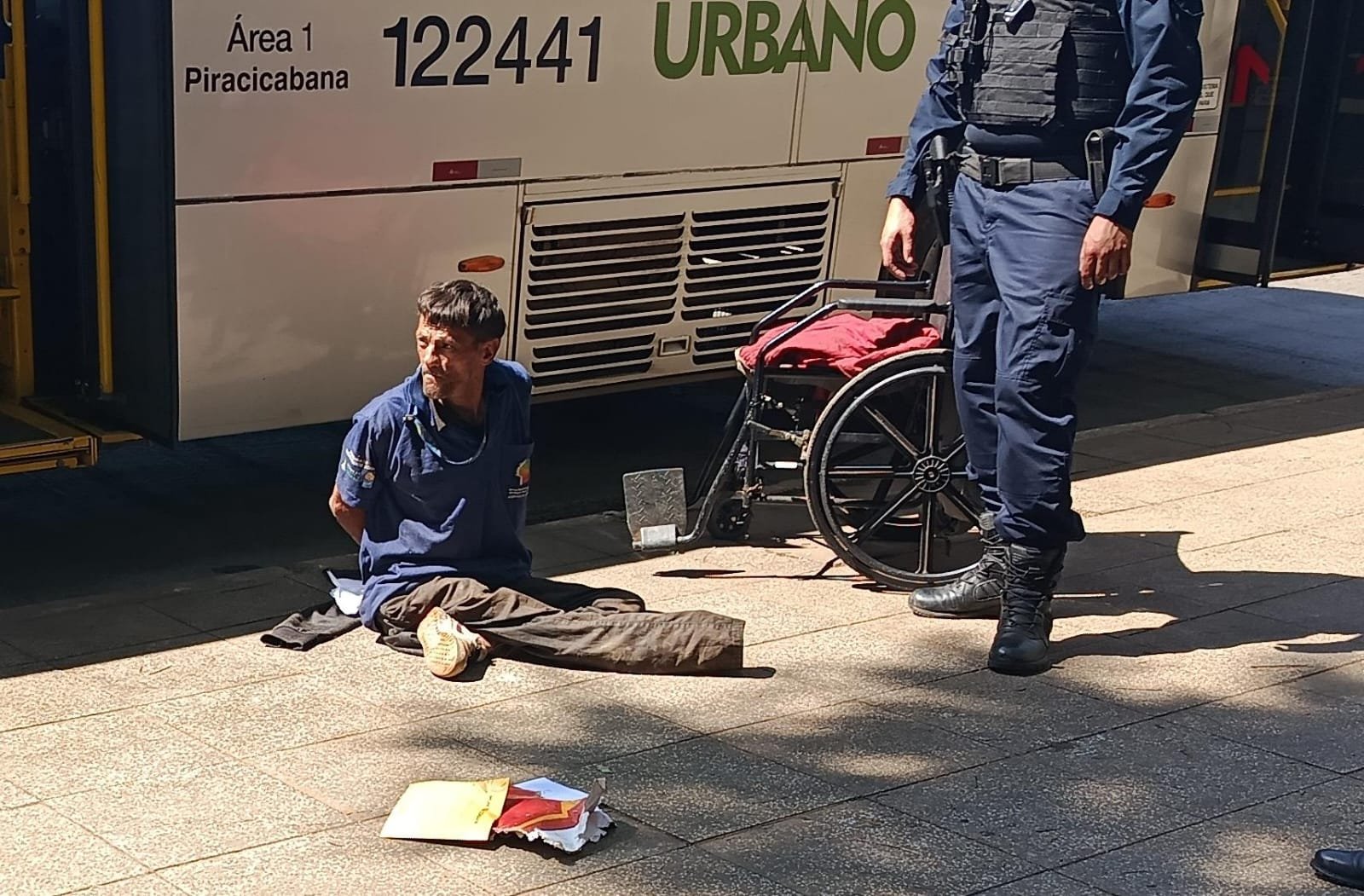 Cadeirante é preso por tentar agredir cobradora e morder policiais