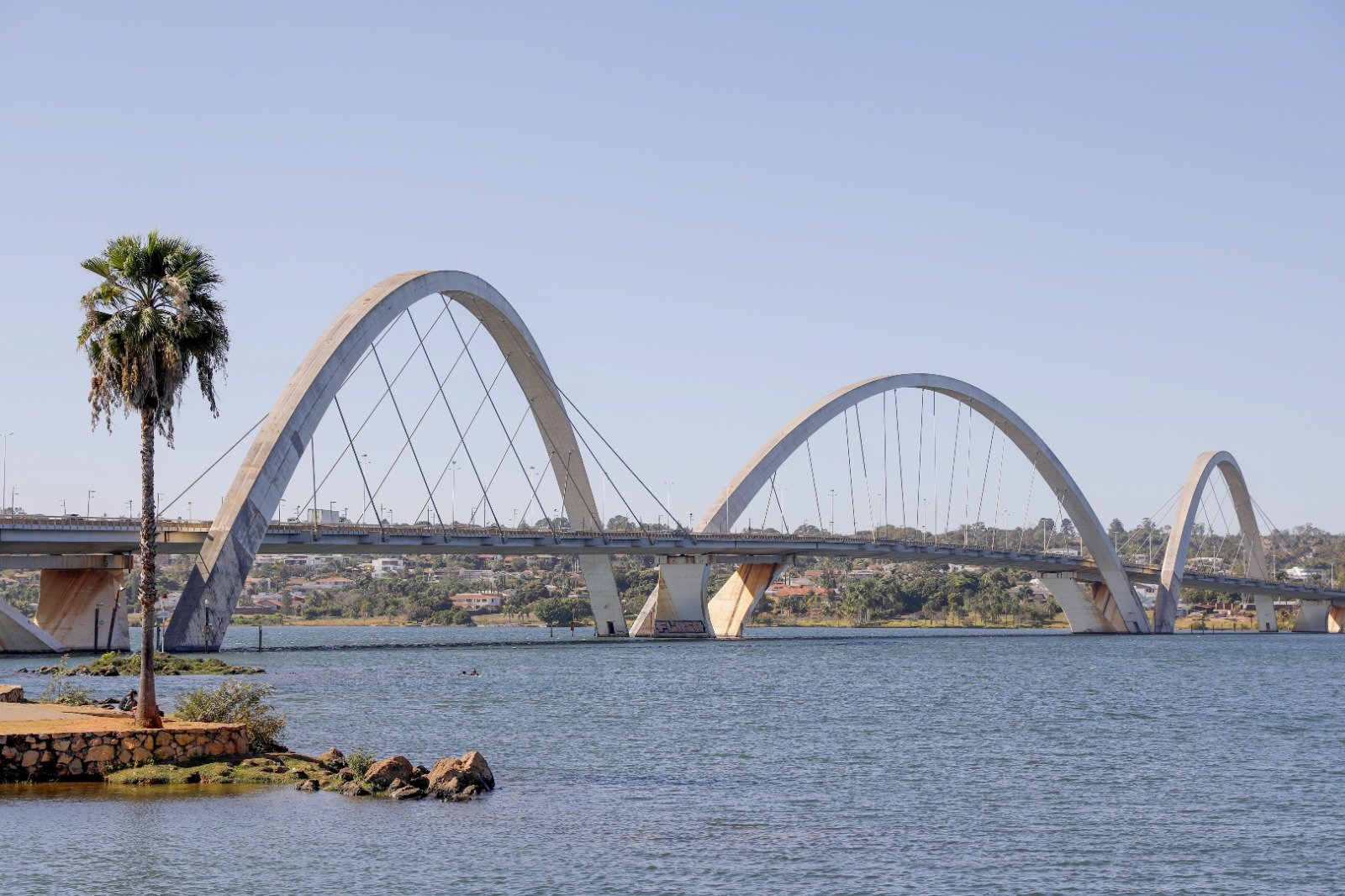 Homem é socorrido após afogamento próximo à Ponte JK