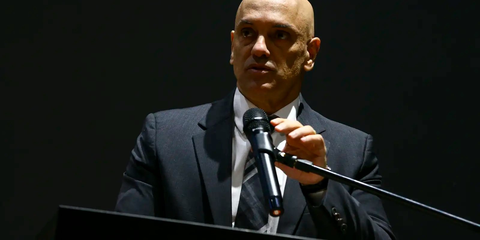 "Inconstitucional e ilegal", diz Moraes sobre investigação de Mendonça