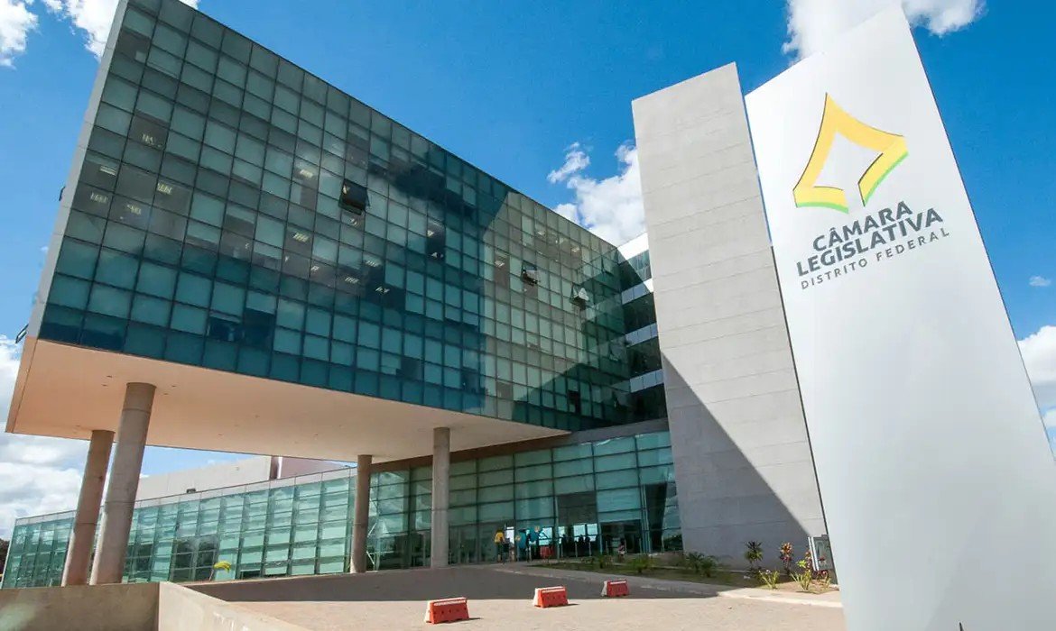 Sessão solene na CLDF destaca papel de administradores
