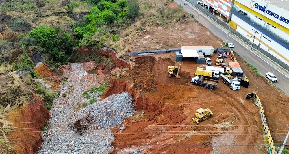 Obras de recuperação da voçoroca às margens da BR-040 em Valparaíso de Goiás