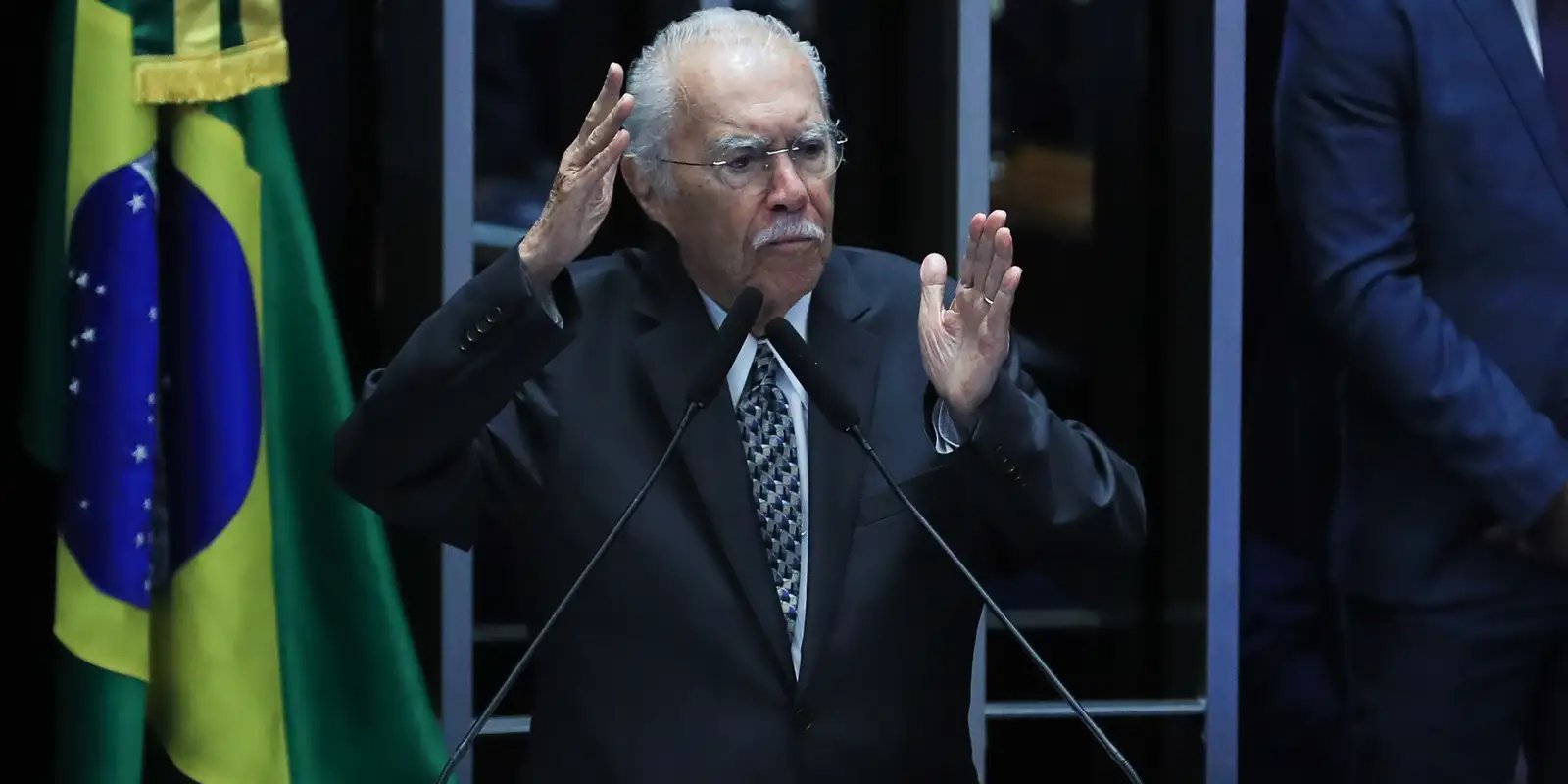 Ex-presidente José Sarney é internado com quadro de pneumonia