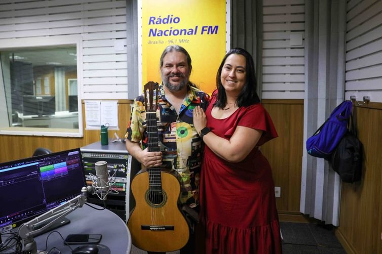 Brasília (DF), 21/09/2026  O violonista Alessandro Borges e a cantora Pilar Acosta participam do programa Espaço Arte
Foto: Fabio Rodrigues-Pozzebom/ Agência Brasil