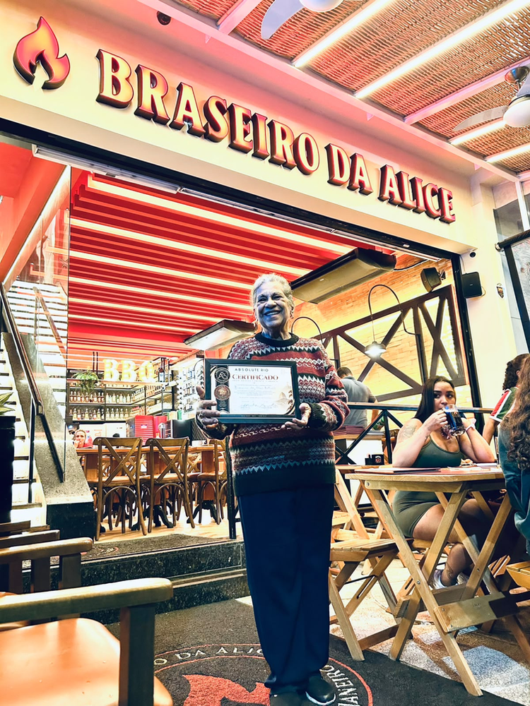 Restaurante Braseiro da Alice, recebe o selo e certificado de ESTABELECIMENTO ABSOLUTAMENTE CARIOCA