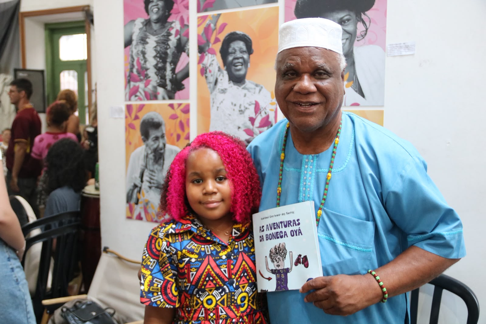 Oyárónké, de 10 anos, lança livro infantil que celebra a cultura afro-brasileira e a educação antirracista