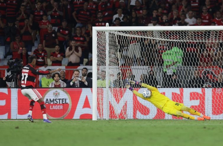 Soccer Football - Copa Libertadores - Semi Final - Second Leg - Flamengo v Estudiantes La Plata - Estadio Maracana, Rio Janeiro, Brazil - October 22, 2026 Flamengo's Bruno Henrique has his penalty saved by Estudiantes La Plata's Fernando Muslera REUTERS/Ricardo Moraes