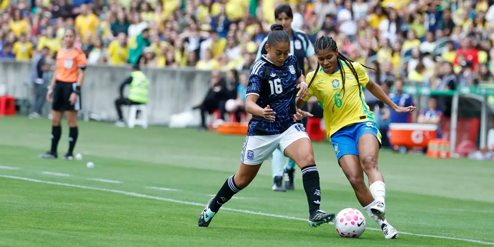 Após cortes, seleção feminina chega a Recife para encarar Argentina