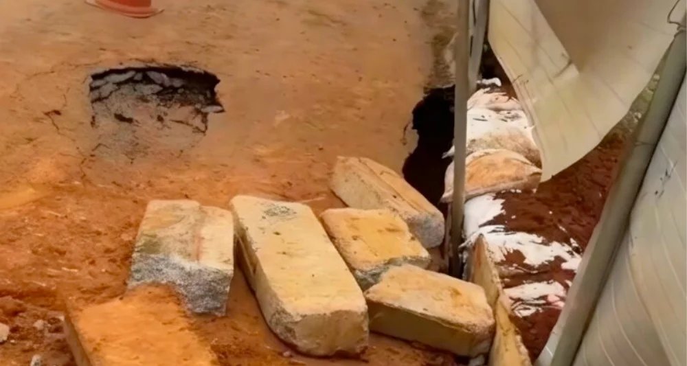 Afundamento do asfalto na marginal da BR-040 próximo à voçoroca em Valparaíso de Goiás.