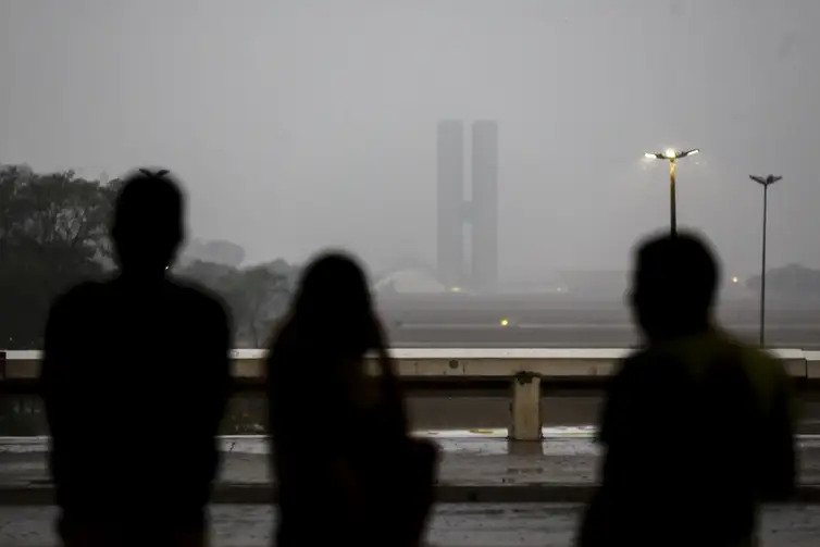 DF tem alerta de tempestade com ventos de até 60 km/h nesta segunda-feira (26)