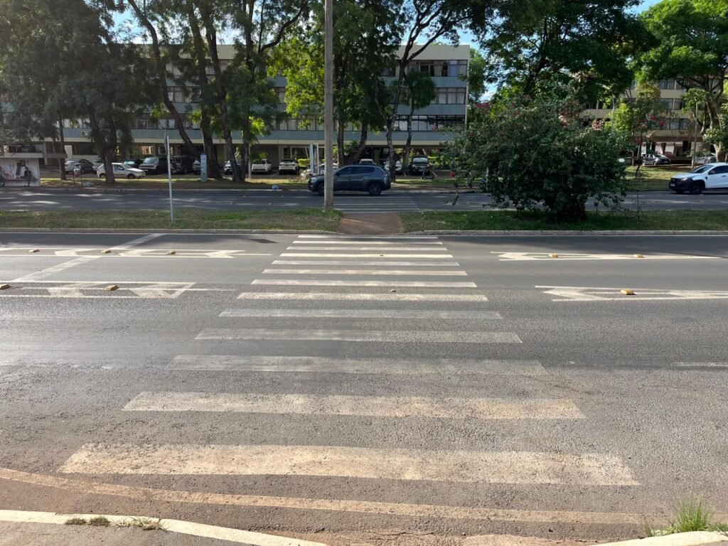 Falta de sinalização dificulta travessia de pedestres no DF