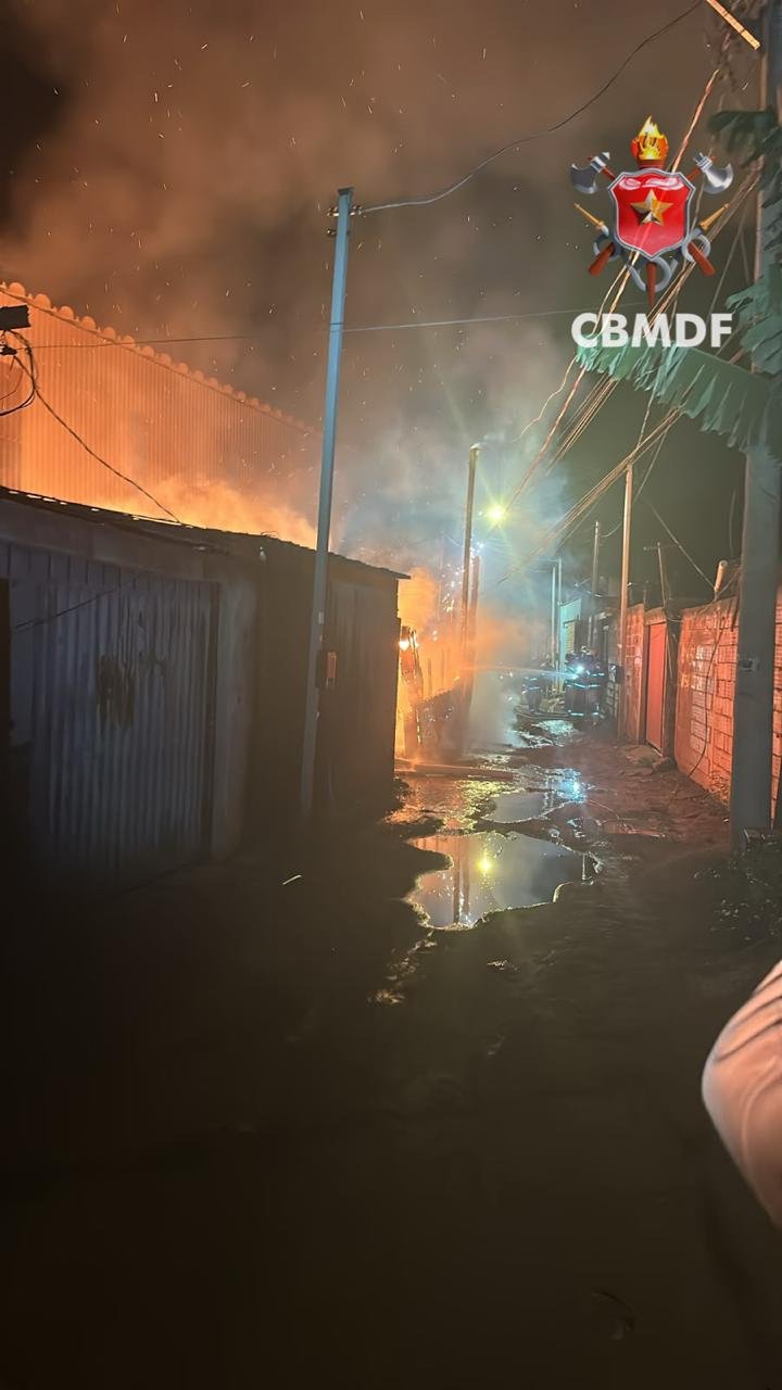 Incêndio atinge residência de madeira na região do SIA, no DF