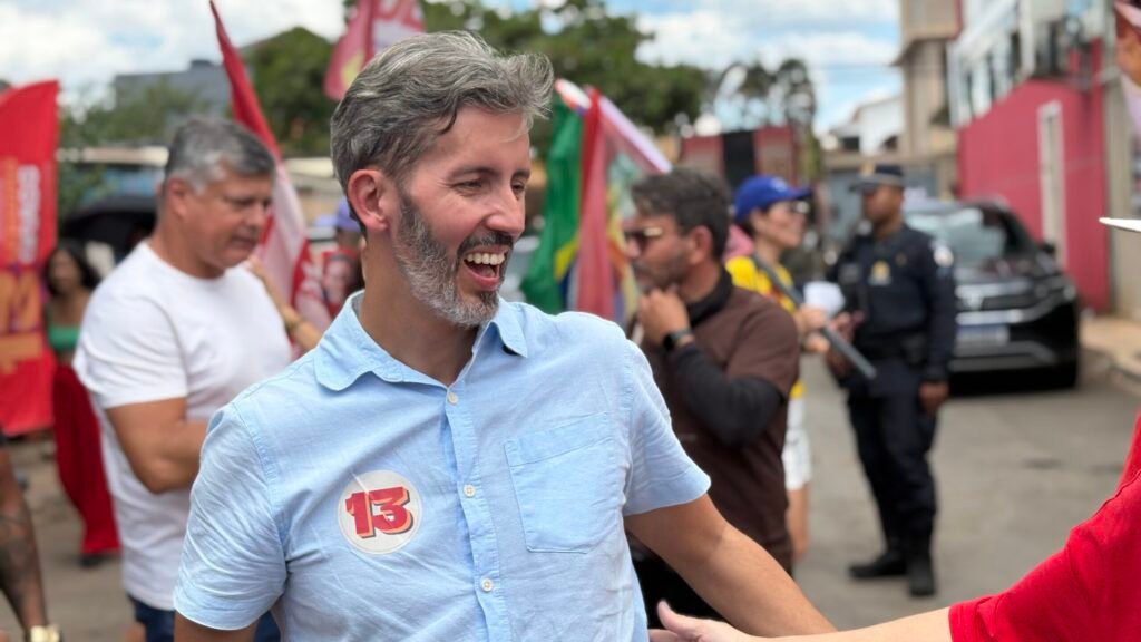 Leandro Grass reúne apoiadores em caminhada pela Vila Planalto