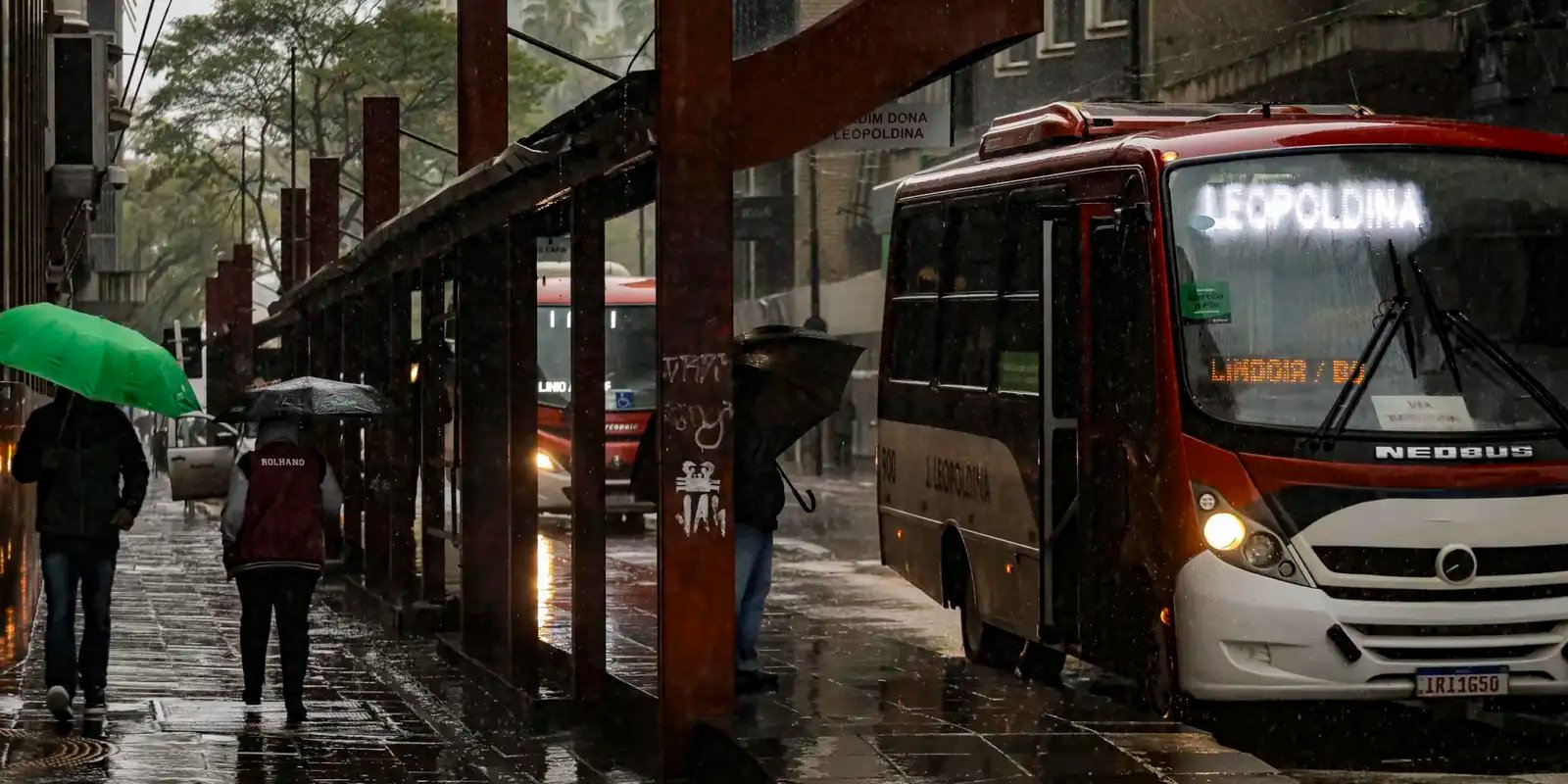 Tempo fica chuvoso em grande parte do país nesta segunda-feira