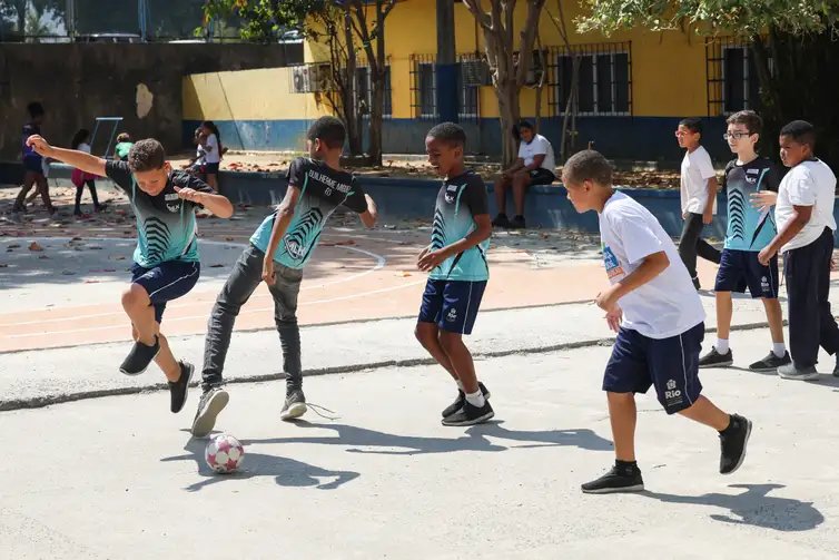 Rio de Janeiro (RJ), 27/08/2025 – Alunos jogam futebol durante intervalo no Ginásio Experimental Olímpico Reverendo Martin Luther King, na Praça da Bandeira, no Rio de Janeiro. Foto: Tomaz Silva/Agência Brasil